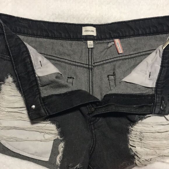 Sneak Peek Black Denim Jean High Rise Shorts Destroyed Front Pockets Size Large - Picture 5 of 12
